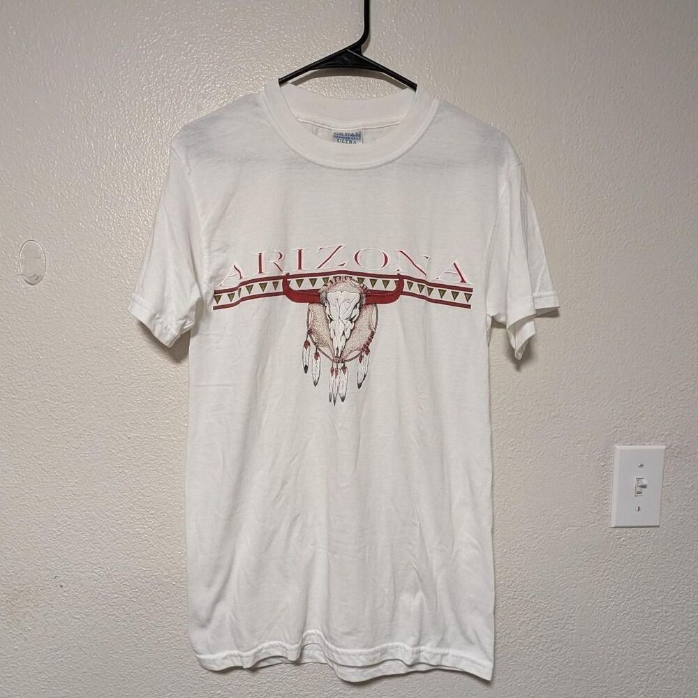 Gildan Men's White and Burgundy T-shirt